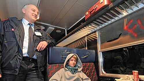 Zerschlitzte Sitzpolster, die Fenster besprüht: Andreas Klos vom Team im Präventionszug mit einem Achtklässer aus der Knaben-Realschule Neumarkt. Der Zug soll die Teenager sensibilisieren. Zerschlitzte Sitzpolster, die Fenster besprüht: Andreas Klos vom Team im Präventionszug mit einem Achtklässer aus der Knaben-Realschule Neumarkt. Der Zug soll die Teenager sensibilisieren.