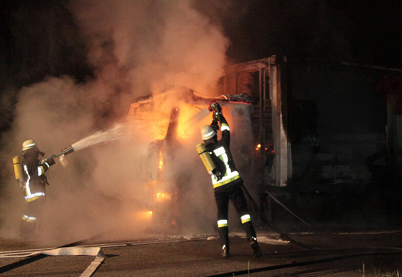 Brand bei Rattenkrichen: Ein mit Metallteilen geladener Lkw fing Feuer. Die Bilder vom Inferno auf der B 12