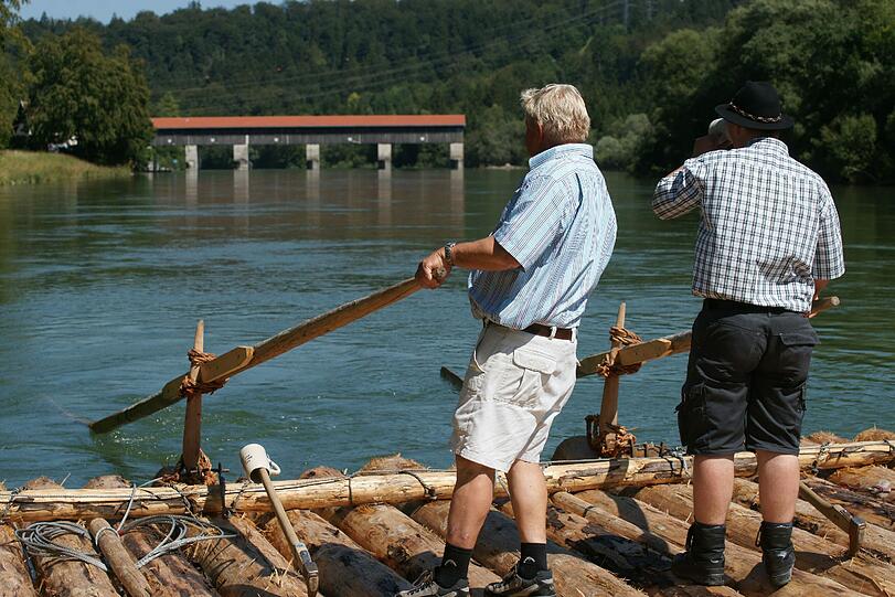 Insgesamt 25 Laufwasserkraftwerke versorgen München und das Umland mit Strom aus der Isar. Unser Bild zeigt Michael Angermeier und sein Floß vor der Anlage in Höllriegelskreuth.