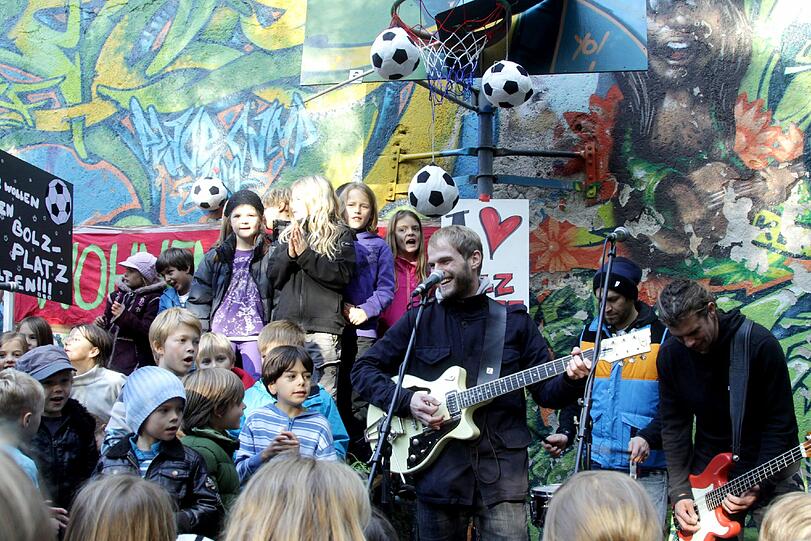Die Sportfreunde Stiller geben ein Konzert auf dem Bolzplatz für den Sportplatz - Die Bilder