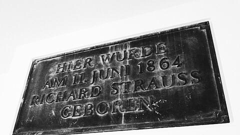 Die Gedenktafel für Richard Strauss in der Kassenzone der Tiefgarage am Altheimer Eck.