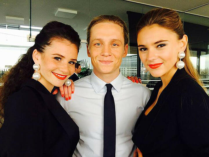 Matthias Schweighöfer (m.) mit Betty Taube (l.) und Stefanie Giesinger (r.) am Set von "Der Nanny"