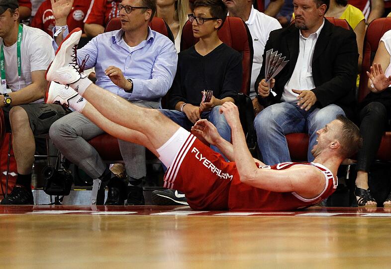 Power Forward Dusko Savanovic (3 Basketbälle)