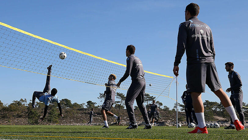 Vor der Trainingseinheit am Mittwoch spielten die Löwen im Fußball-Tennis-Turnier gegeneinander. Die Bilder.