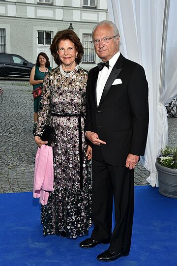 König Carl Gustaf und Königin Silvia bei der Ankunft am Samstag auf Schloss Nymphenburg.