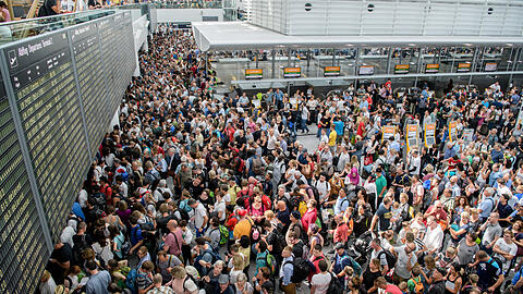 Ein Bild vom Samstag: Zahlreiche Fluggäste warten am Flughafen in München am Terminal 2 auf ihre Flüge.