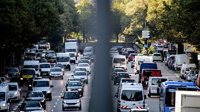 Dichter Verkehr schiebt sich über den Mittleren Ring. (Symbolbild)
