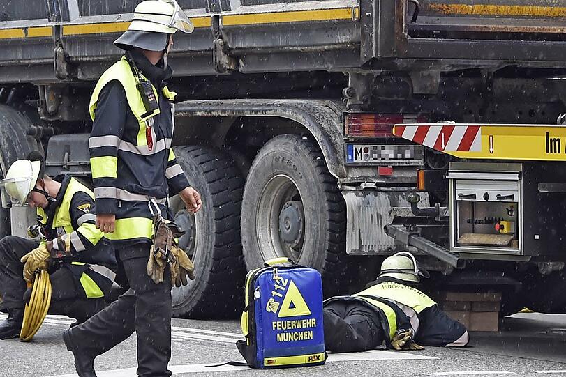 In der Humboldtstraße wurde eine 88-Jährige von einem Lkw überrollt. Die Frau starb später im Krankenhaus. Bilder vom vergeblichen Rettungseinsatz.