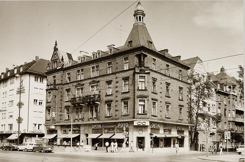 Schwabinger Straßenszene aus dem Jahr 1971: hier das Eck Leopoldstraße/Martiussstraße, das sich bis heute eigentlich gar nicht so sehr verändert hat. Nur die Autos schauen inzwischen ein bisserl anders aus.