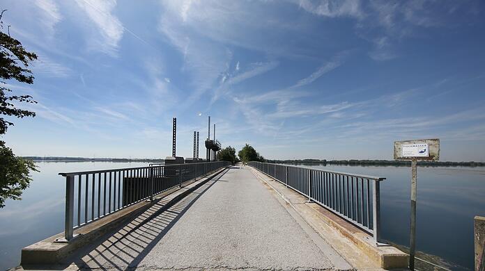 Der Mitteldamm trennt den Speichersee Neufinsing in den größeren West- und kleinen Ostteil.