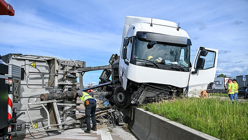 Wegen eines geplatzten Reifens ist ein Sattelzug auf der Autobahn 8 ins Schleudern geraten und in die mittlere Betonleitwand gekracht. Wegen eines geplatzten Reifens ist ein Sattelzug auf der Autobahn 8 ins Schleudern geraten und in die mittlere Betonleitwand gekracht.