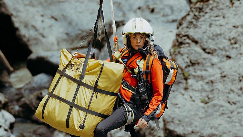 Bald klinkt sie sich aus: Luise B&auml;hr gibt ihre Rolle als "fliegende Not&auml;rztin" Katharina Strasser in der ZDF-Serie "Die Bergretter" auf.