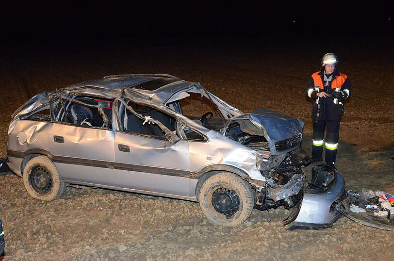 Beim Überholen kommt ein Zafira von der Fahrbahn ab und überschlägt sich mehrmals. Der Fahrer und seine beiden Kinder (6 und 12) werden mittelschwer verletzt.