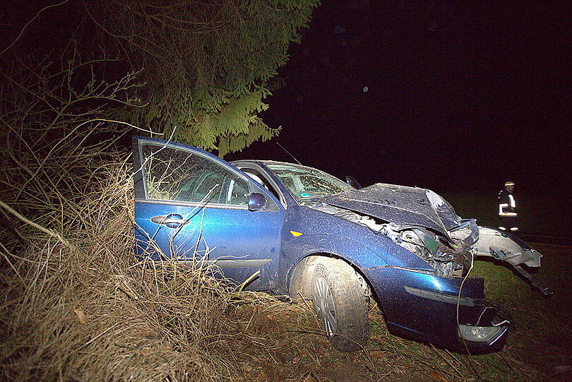 Ein 17-Jähriger ohne Füherschein ist bei Tabing betrunken gegen einen Baum geprallt.
