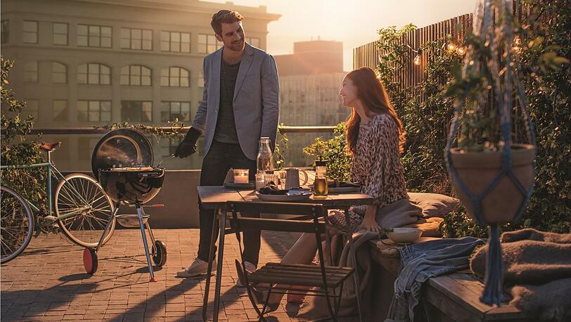 Perfekter Grillgenuss mit Freunden oder mit der Familie - die Weber-Grillexperten zeigen heute bei Segmüller in Parsdorf, wie&rsquo;s geht und was man dazu braucht.