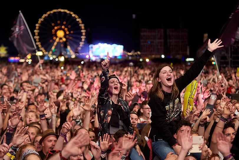 Regenschauer verwüsten das Festival-Gelände von "Rock am Ring" am Donnerstag. Danach beruhigt sich die Wetterlage und die Party kann beginnen.