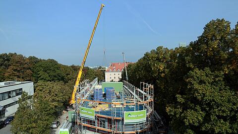Der Betonsockel ist fertig, am ersten Stock wird gerade gewerkelt. Die Baustelle am Dantebad.