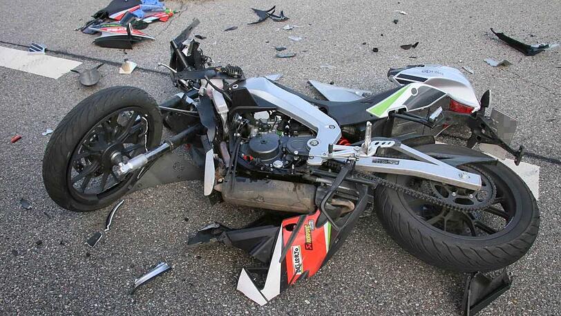 Bei einem Unfall auf der B299 wird ein 17-jähriger Motorradfahrer schwer verletzt.