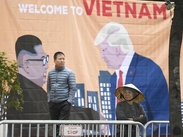 "Willkommen": Ein Banner mit Kim Jong Un und US-Präsident Donald Trump hängt in hanoi.