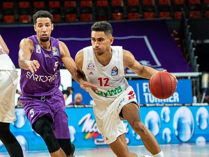 Nationalspieler Maodo Lo (r) lenkte das Spiel der Bayern-Basketballer.