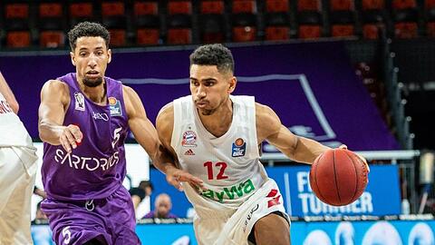 Nationalspieler Maodo Lo (r) lenkte das Spiel der Bayern-Basketballer.