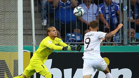 Magdeburgs Torh&uuml;ter Dominik Reimann (l) kl&auml;rt gegen St.&nbsp;Paulis Doppeltorsch&uuml;tzen Guido Burgstaller.