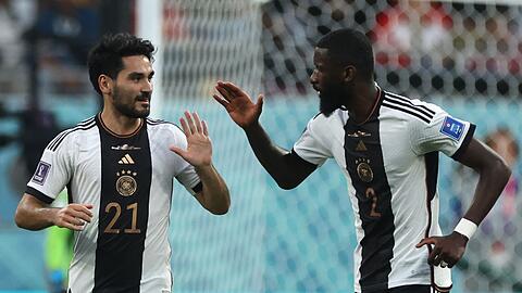 Bundestrainer Hansi Flick holt Ilkay Gündogan (l) und Antonio Rüdigerbeide offenbar in sein Aufgebot für die Juni-Länderspiele zurück.