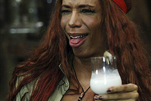 Ekel on the rocks: Lorielle mit einem Glas &bdquo;Penis-Colada&ldquo;