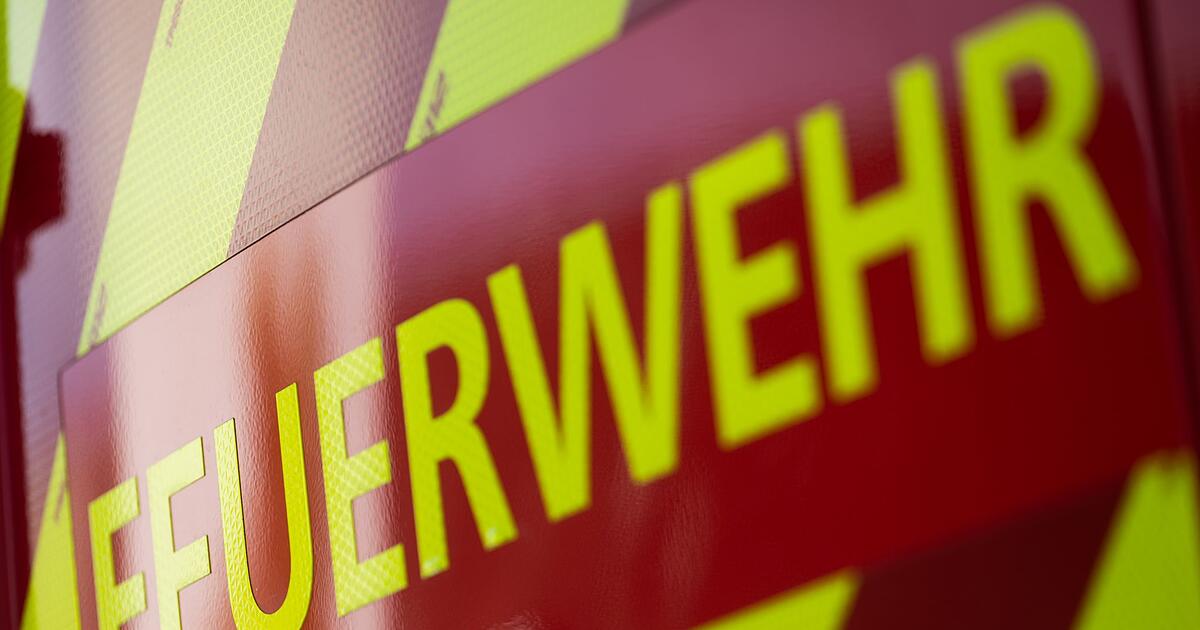 Flammen-greifen-von-Pergola-auf-Wohnhaus-ber