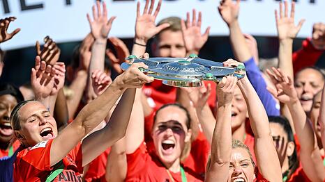 Gewohntes Bild: Die Bayern-Fu&szlig;ballerinnen stehen kurz vor der n&auml;chsten Meisterschaft. (Archivbild)