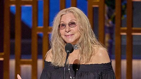 Barbra Streisand, hier bei der Oscarverleihung 2026, kann nicht nach Cannes reisen.