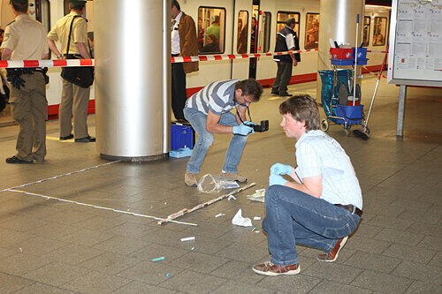 Der Tatort: Experten der Spurensicherung machen ihre Arbeit auf dem Bahnsteig im U-Bahnhof Plärrer.