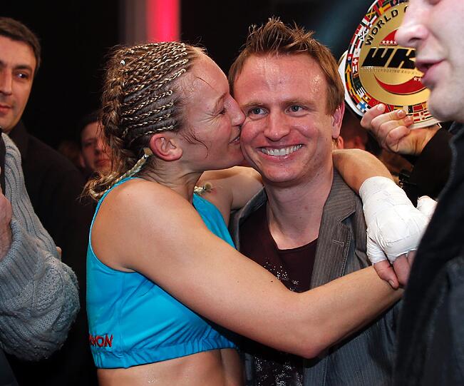 Münchens Kickbox-Queen Christine Theiss, die am Kampftag am Freitag 33 wurde, ...