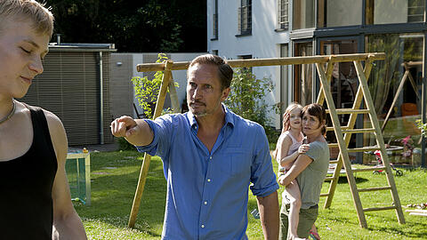 Marco (Julius Nitschkoff) provoziert Micha (Benno Führmann) und Anna (Anja Kling)