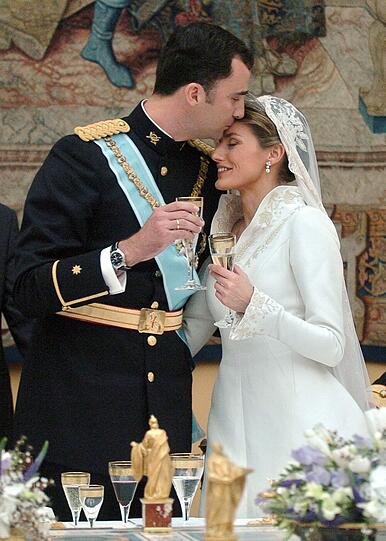 König Felipe de Borbon und Letizia stoßen am 22. Mai 2004 in Madrid beim Bankett nach ihrer Hochzeit an.