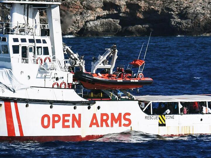 Die "Open Arms" wartet vor der Küste Lampedusas auf eine Lösung für die 107 Migranten an Bord.
