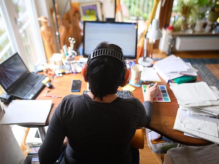 Eine Frau im Homeoffice. Deutschland verfügt im Vergleich zu anderen Ländern über gute Möglichkeiten zum mobilen Arbeiten.