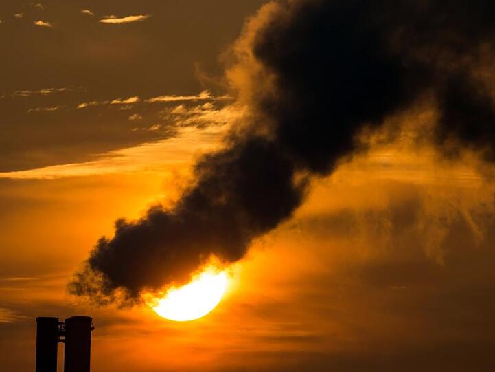 Qualmende Schornsteine: Die Grünen schlagen vor, für Verkehr und den Wärmebereich die Energiesteuern auf Benzin, Diesel, Kerosin, Heizöl, Heizkohle und Heizgas um einen CO2-Aufschlag zu erhöhen.