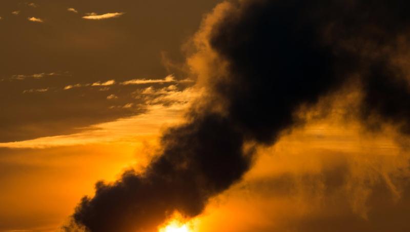 Qualmende Schornsteine: Die Grünen schlagen vor, für Verkehr und den Wärmebereich die Energiesteuern auf Benzin, Diesel, Kerosin, Heizöl, Heizkohle und Heizgas um einen CO2-Aufschlag zu erhöhen. Qualmende Schornsteine: Die Grünen schlagen vor, für Verkehr und den Wärmebereich die Energiesteuern auf Benzin, Diesel, Kerosin, Heizöl, Heizkohle und Heizgas um einen CO2-Aufschlag zu erhöhen.