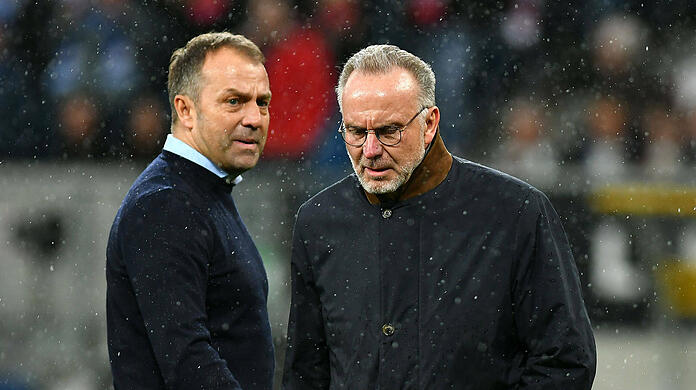 Karl Heinz-Rummenigge (r.) will Trainer Hansi Flick (l.) unbedingt noch länger an den FC Bayern binden.