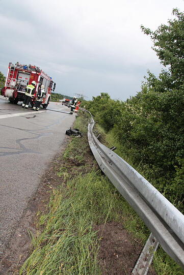 Regennaße Fahrbahn wird einem Mercedesfahrer auf der A94 zum Verhängnis: Beim Überholen eines Lasters verliert er die Kontrolle über sein Auto und schrammt auf einer Länge von cira zehn Metern die Leitplanke entlang. Er wird leicht verletzt, sein Wagen jedoch ist ein Totalschaden.