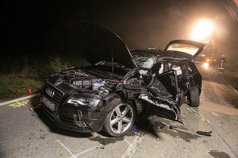 Bilder vom tragischen Unfall auf der Staatsstraße 2093 bei Offling/Altenmarkt.