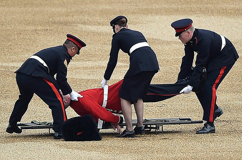 Mit einer farbenprächtigen Militärparade im Herzen Londons feiert Großbritannien den 90. Geburtstag von Königin Elizabeth II. Eine der Wachen verließen dabei die Kräfte - er kollabierte. Die Bilder...