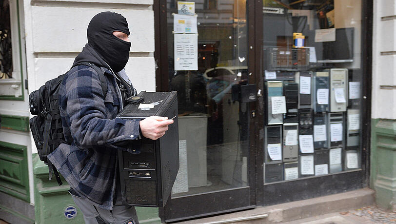 Polizeibeamte tragen am Mittwochvormittag sichergestellte Dinge in Kartons und Papiersäcken aus einem Haus in der Wittstocker Straße in Berlin Moabit Polizeibeamte tragen am Mittwochvormittag sichergestellte Dinge in Kartons und Papiersäcken aus einem Haus in der Wittstocker Straße in Berlin Moabit