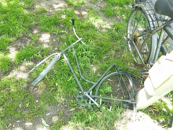 Nicht mehr fahrauglich: Die Reste eines Fahrrades auf dem Grünstreifen in der Ainmillerstraße.