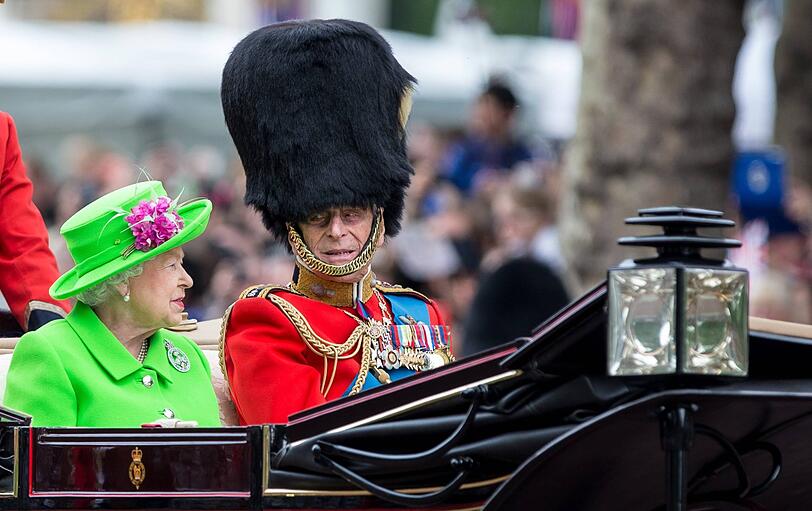 Zum 90. Geburtstag Queen Elizabeths begleitet Prinz Philip seine Frau zur "Trooping the Colour Parade", 2016.