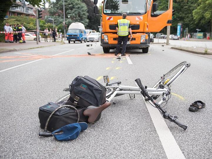 Verkehrsunfall in Hamburg: Der Radfahrer stieß mit einem Lkw zusammen und wurde lebensgefährlich verletzt.