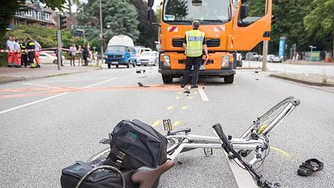 Verkehrsunfall in Hamburg: Der Radfahrer stieß mit einem Lkw zusammen und wurde lebensgefährlich verletzt.
