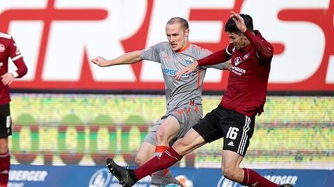 Der Nürnberger Christopher Schindler (r) kämpft mit Sven Michel von Paderborn um den Ball.