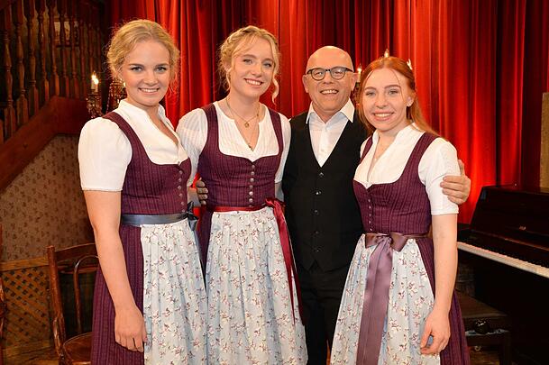 "Brettl-Spitzen"-Chef Jürgen Kirner und die Mädels der "Kühnhauser Klappstia" mit Martha Pfündl, Elisabeth Schadl und Franziska Schadl. "Brettl-Spitzen"-Chef Jürgen Kirner und die Mädels der "Kühnhauser Klappstia" mit Martha Pfündl, Elisabeth Schadl und Franziska Schadl.